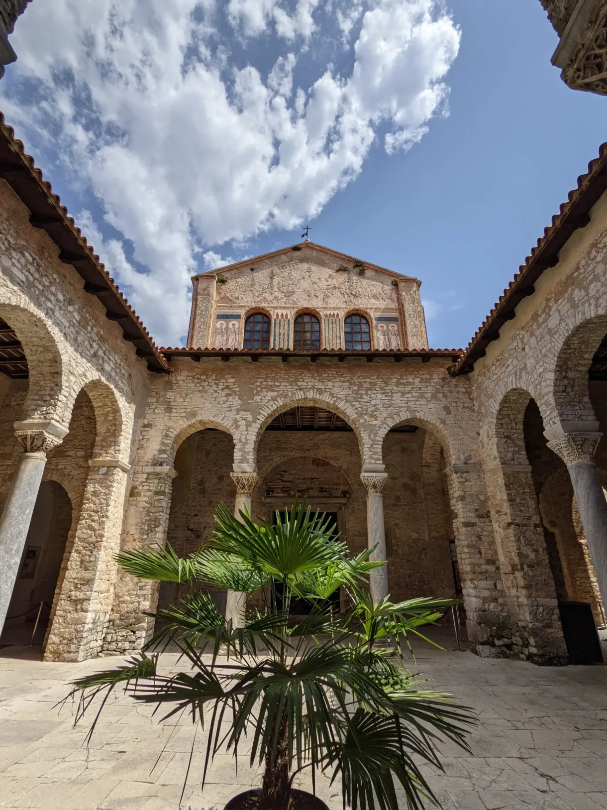Atrium à arcades de la basilique euphrasienne de Poreč