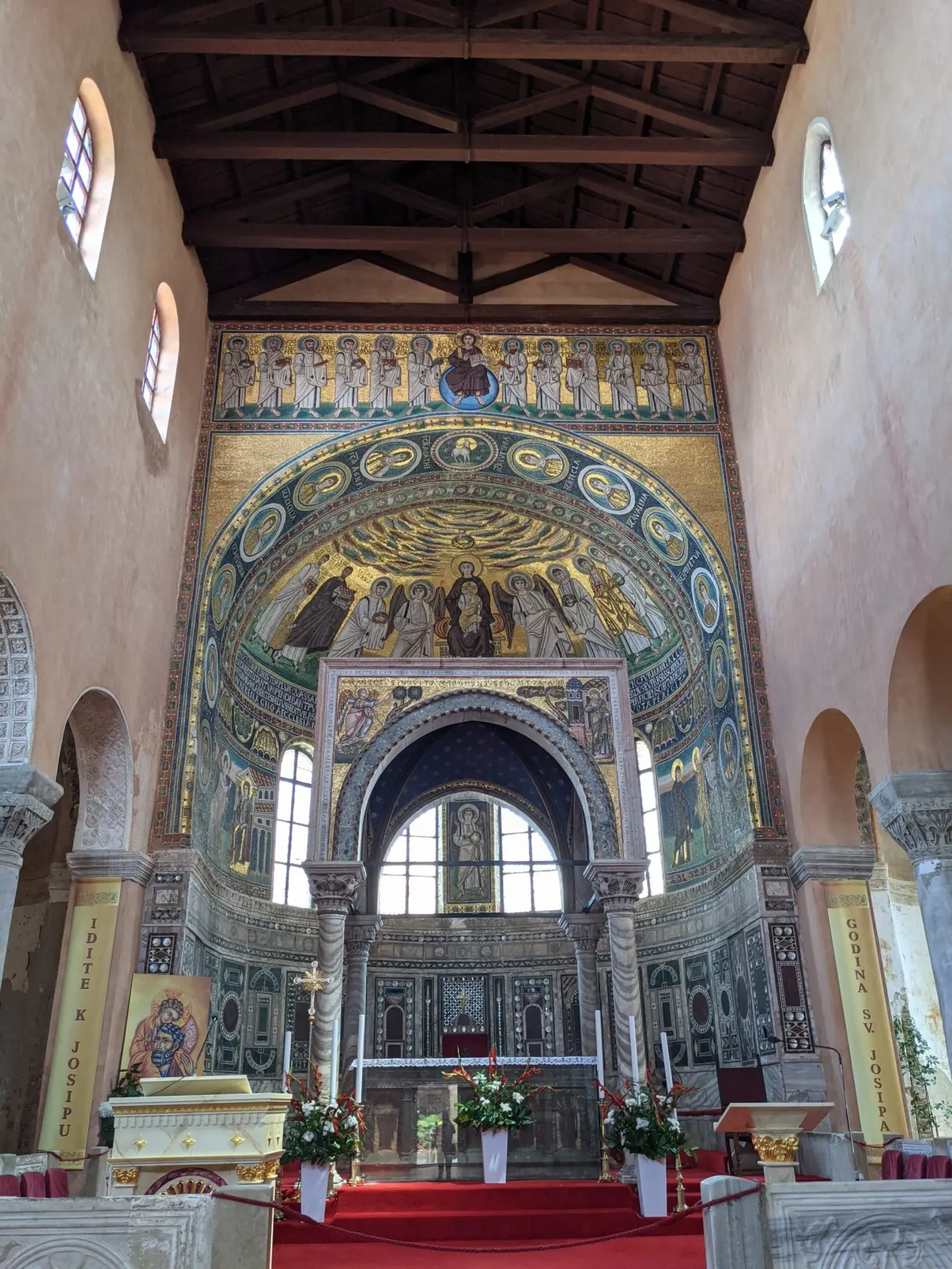 Mosaïques dorées de l'abside de la basilique euphrasienne