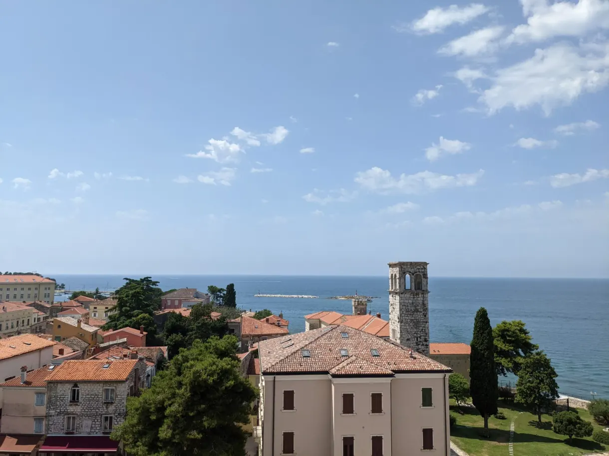Toits de Poreč et mer Adriatique vus depuis le haut du clocher