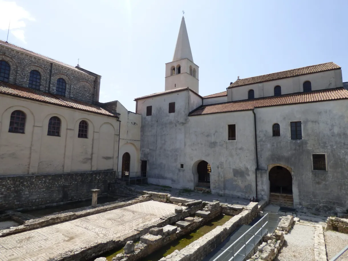 Clocher blanc et vestiges dégagés de l'ensemble épiscopal de Poreč