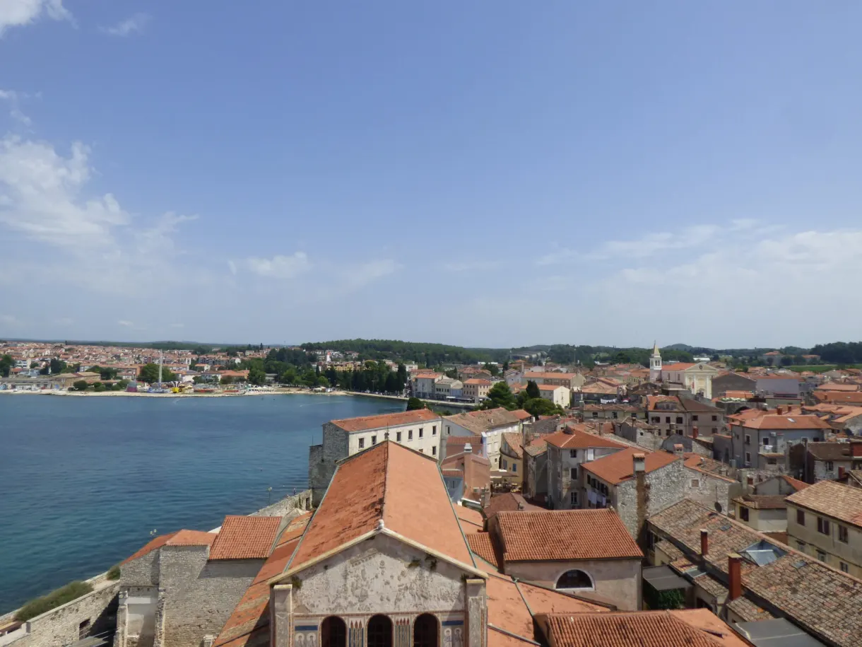 Panorama sur la presqu'île de Poreč et la mer depuis les hauteurs