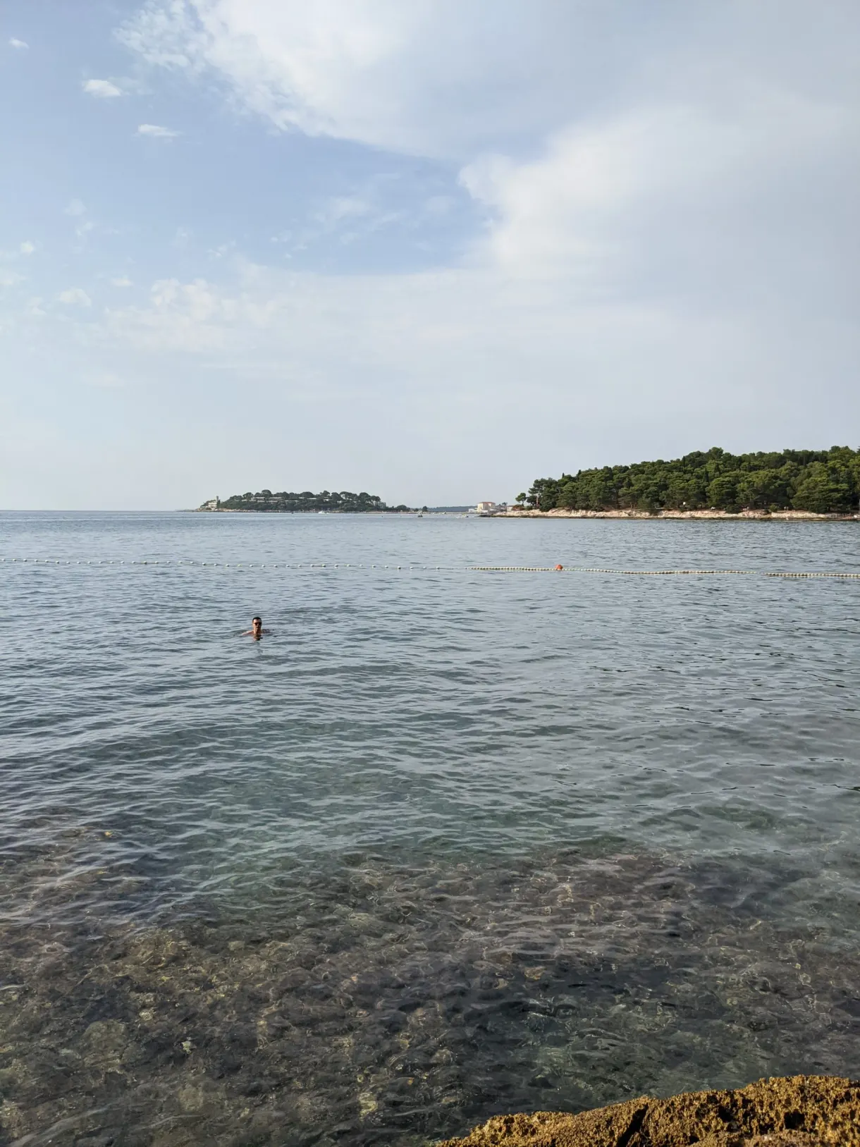 Mer transparente et îlot boisé au large de la Plava Laguna