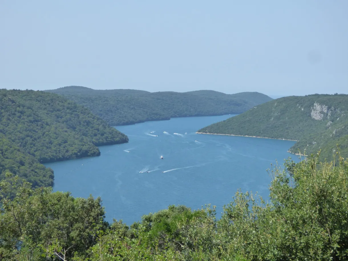 Bateaux glissant sur les eaux bleues du canal de Lim