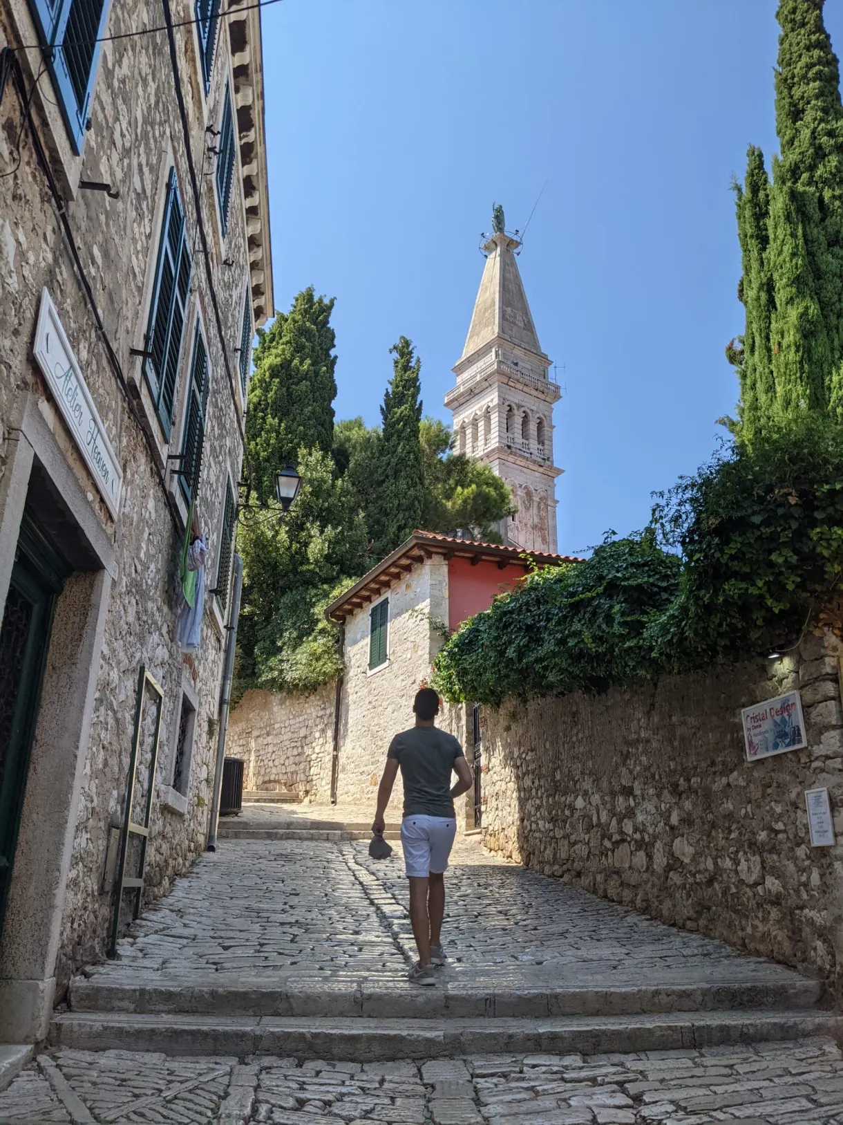 Ruelle en escalier de Rovinj montant vers le clocher de la vieille ville