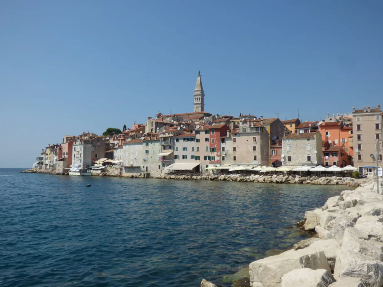 Vieille ville de Rovinj vue depuis les rochers blancs du littoral