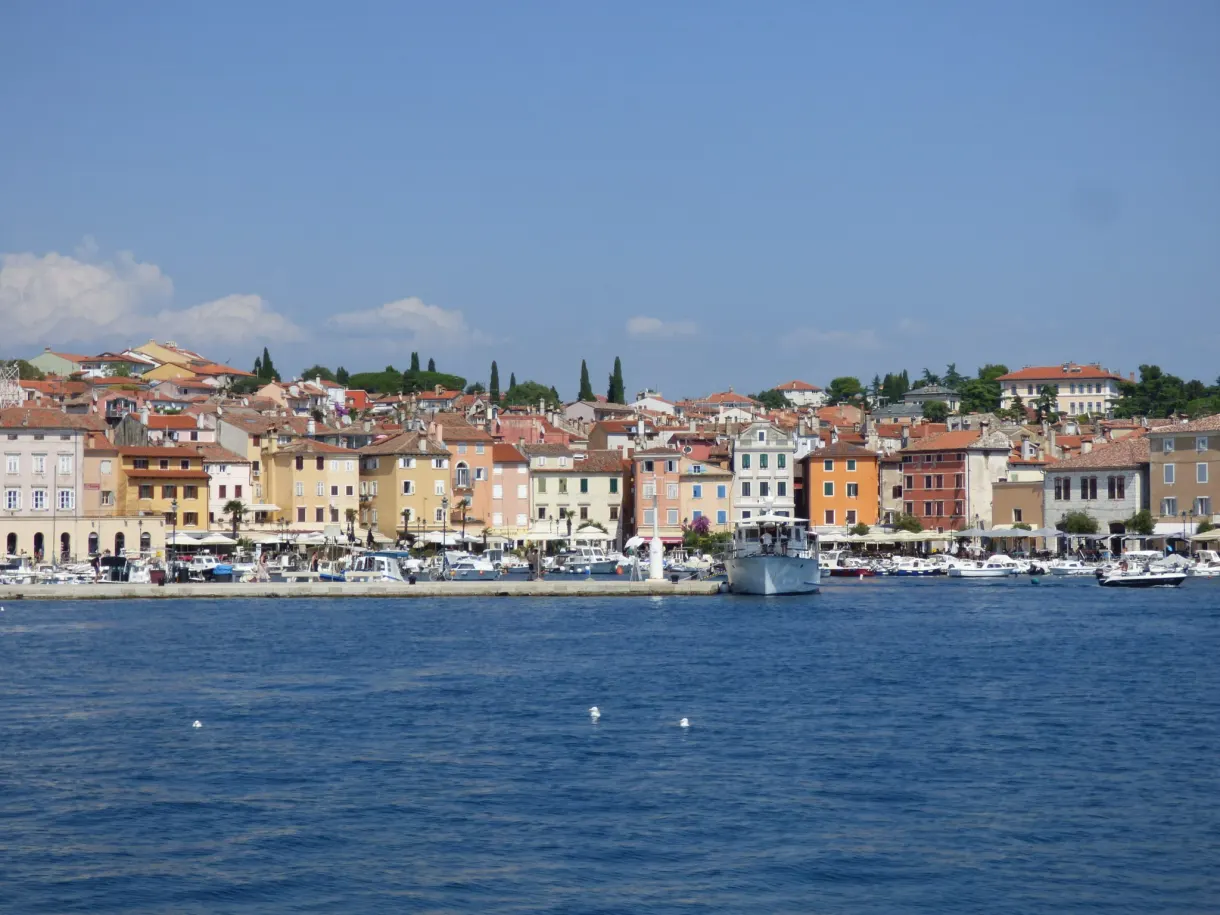 Front de mer coloré et port de plaisance de Rovinj