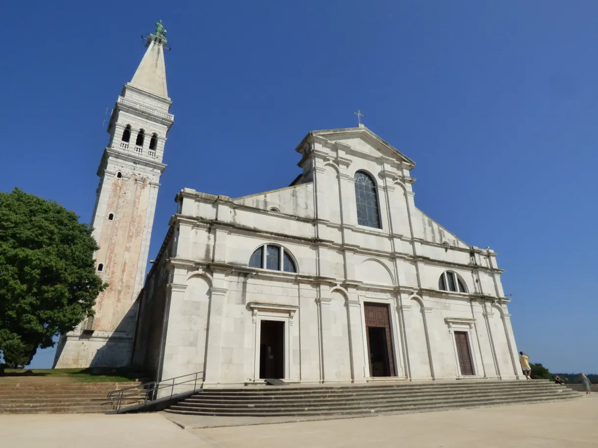 Façade et haut clocher de l'église Sainte-Euphémie à Rovinj