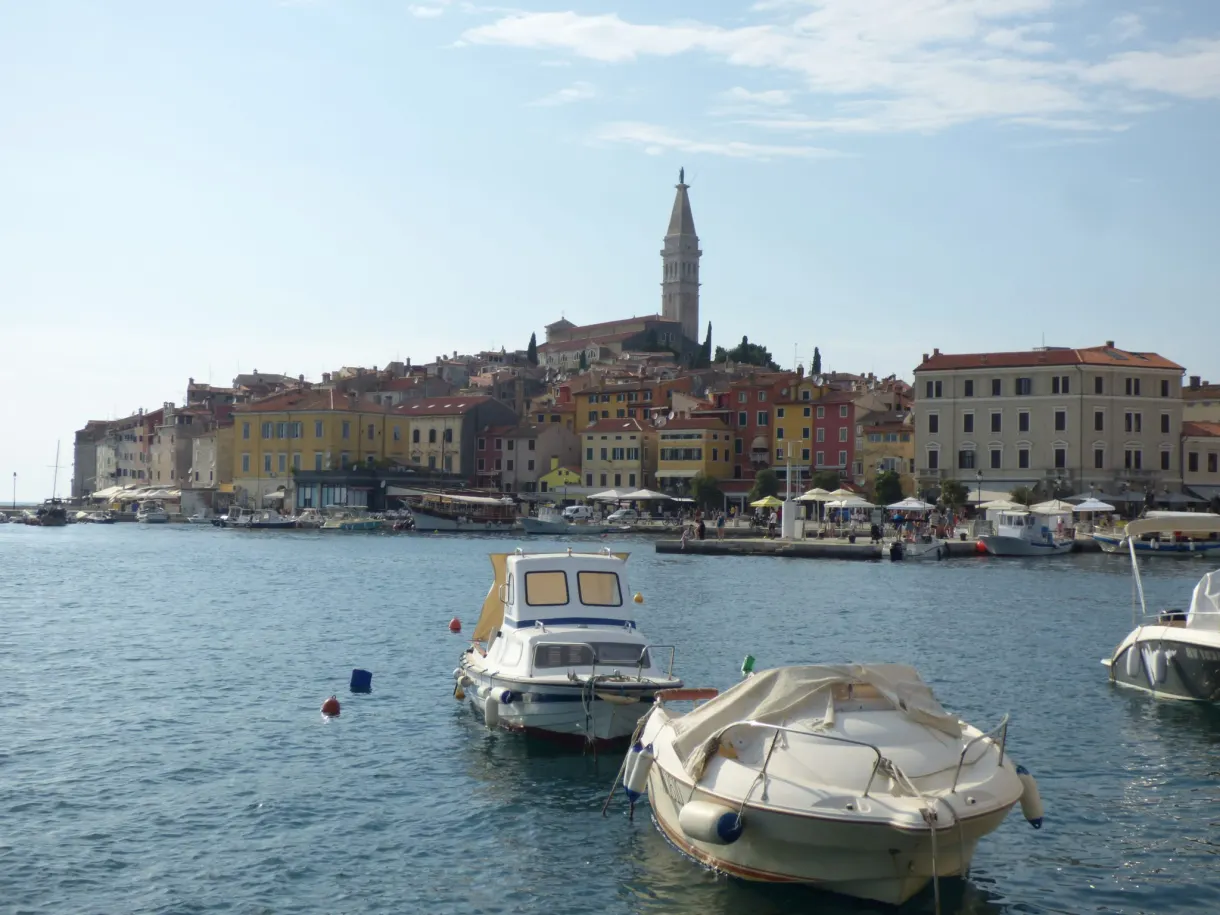 Barques amarrées devant la silhouette de Rovinj sur la mer