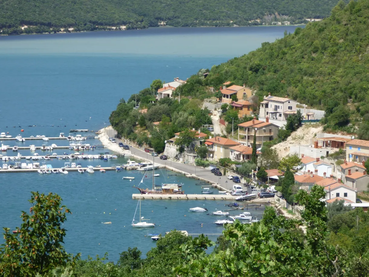 Maisons aux toits de tuiles et pontons au bord de la baie de Trget