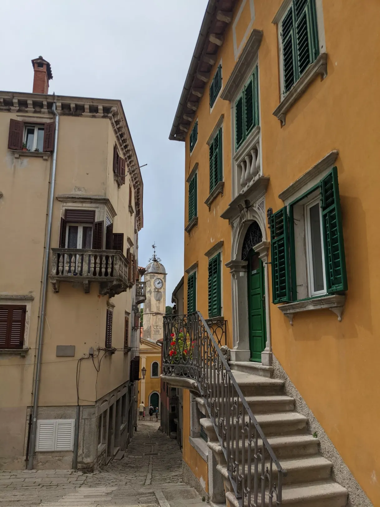 Maison jaune aux volets verts et son escalier de pierre, Labin