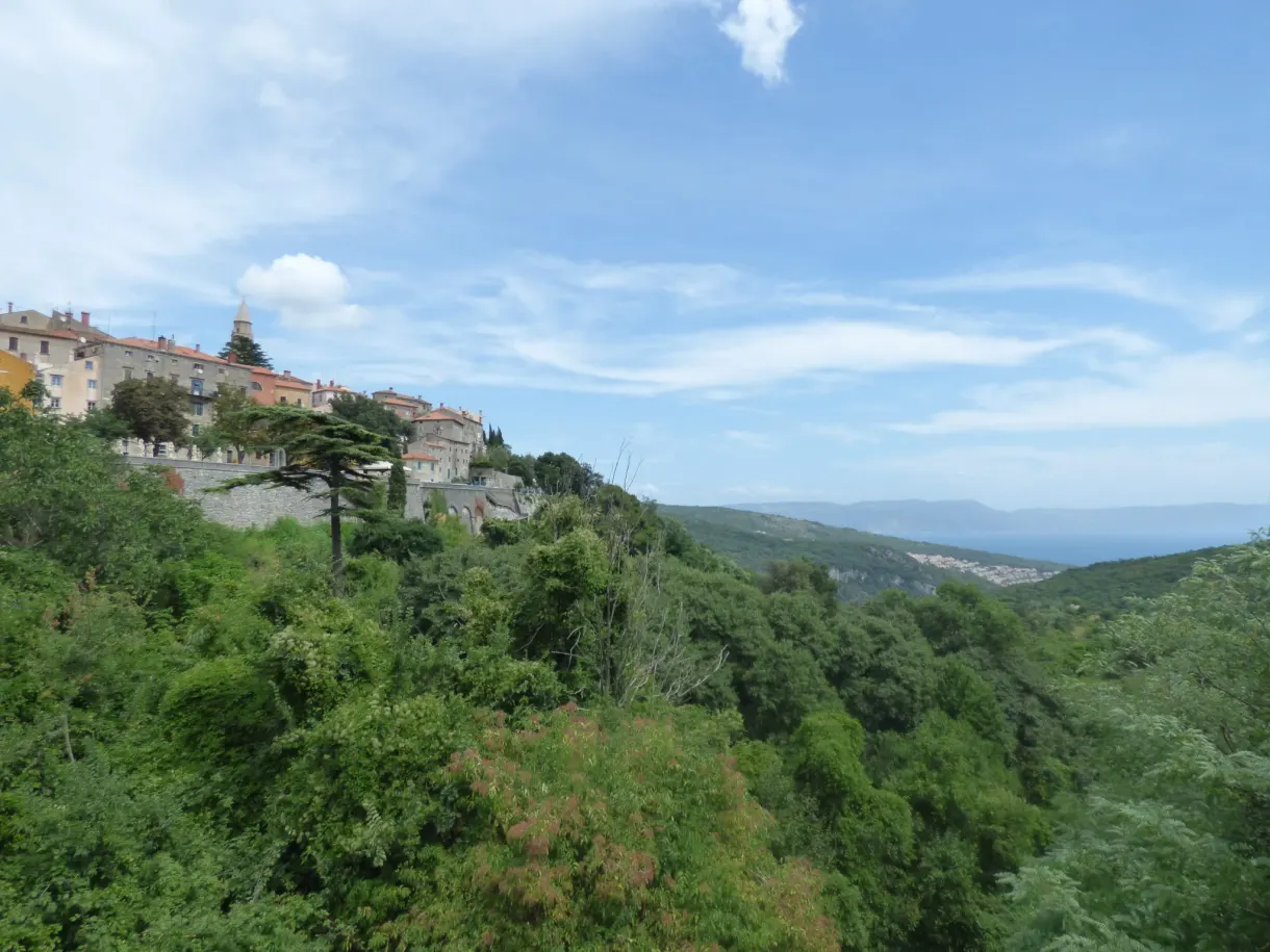 Crête habitée de Labin dominant la baie et la mer au loin