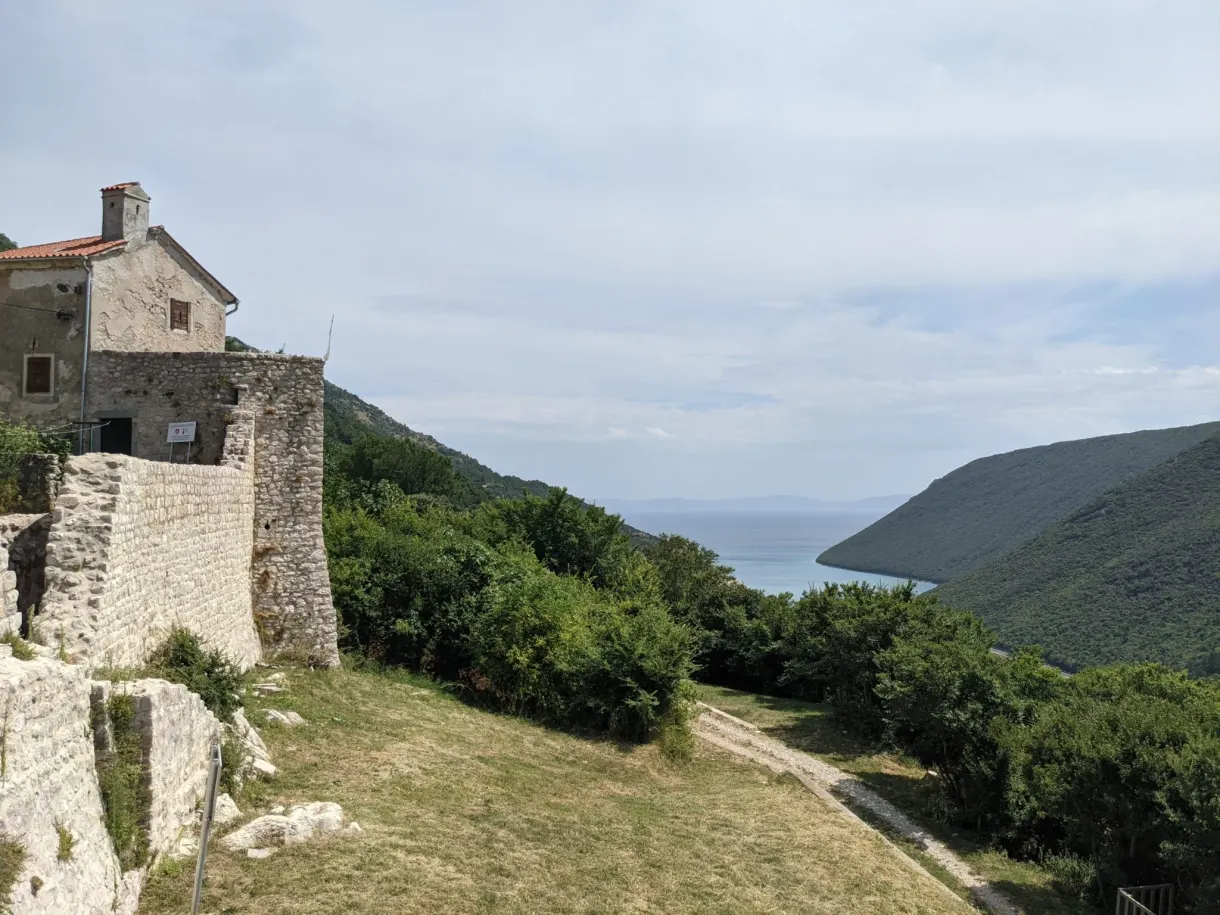 Vestiges de pierre de Plomin surplombant la mer et le cap boisé