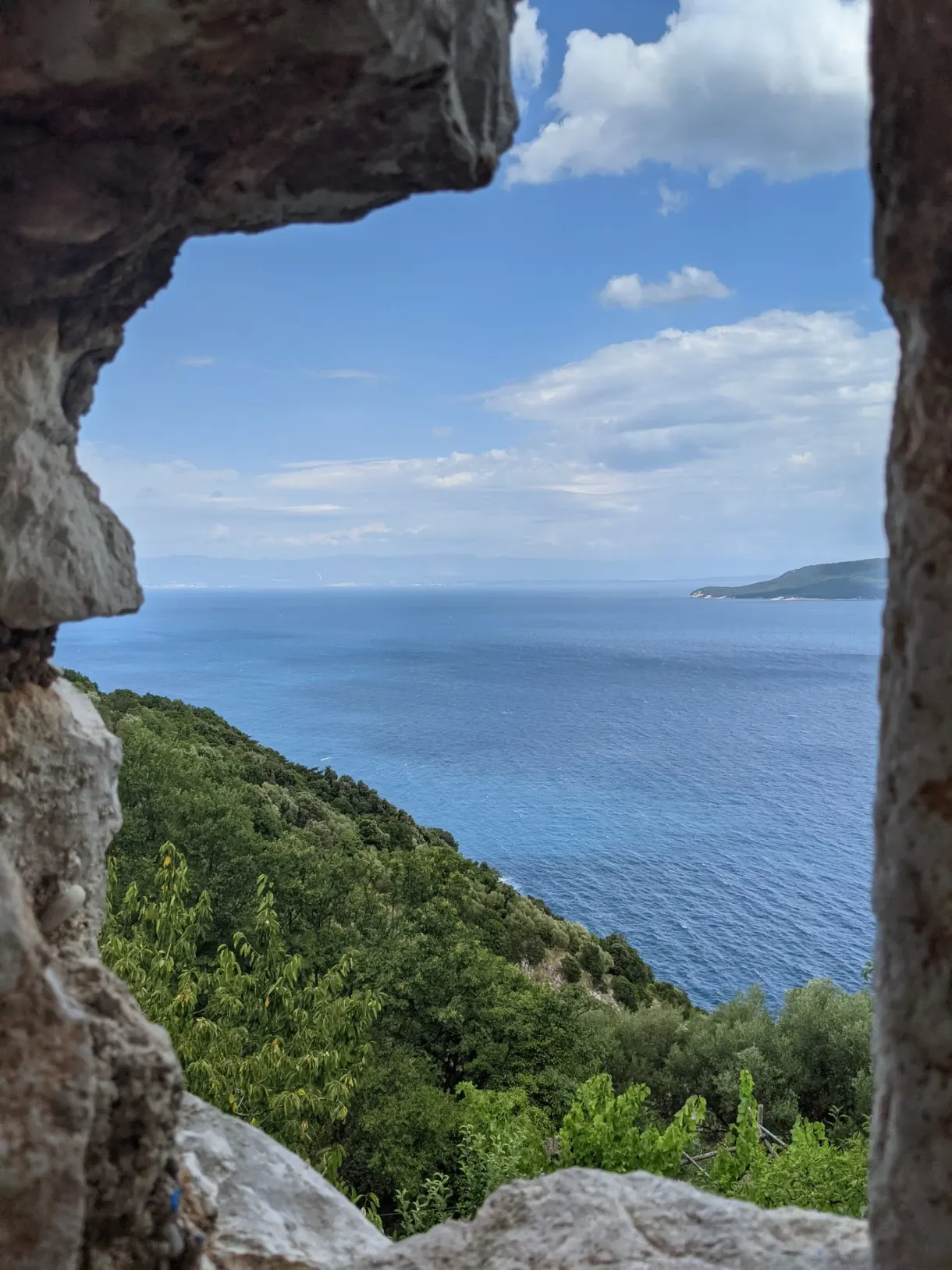 Trouée dans un mur de pierre ouvrant sur la mer à Brseč