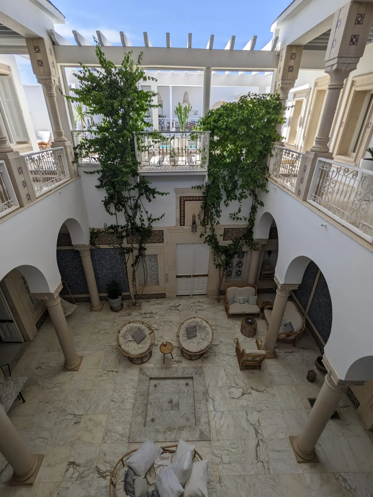 Patio à colonnes et arcades de la maison d'hôtes Dar Benti, dans la médina de Monastir
