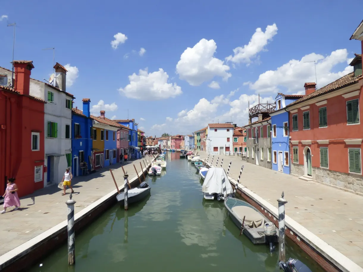 Quay along the canal, passer-by in a pink dress