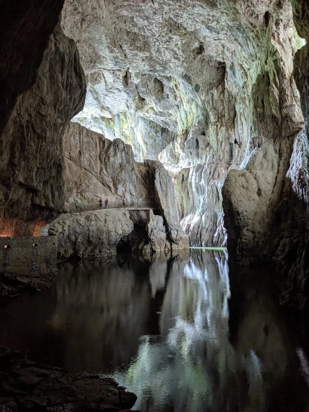 Reflets de la voûte dans l'eau immobile