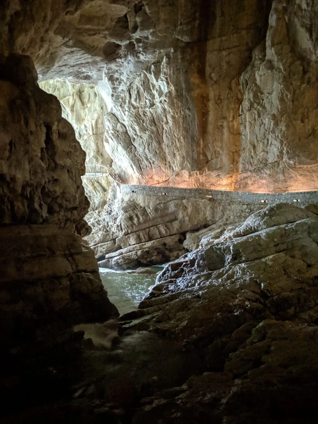 Passage rocheux menant vers la sortie éclairée