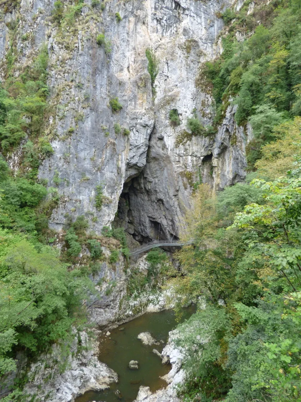 Gorge étroite où la rivière disparaît sous la falaise