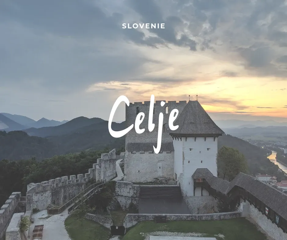 Château blanc de Celje sur son éperon au coucher du soleil
