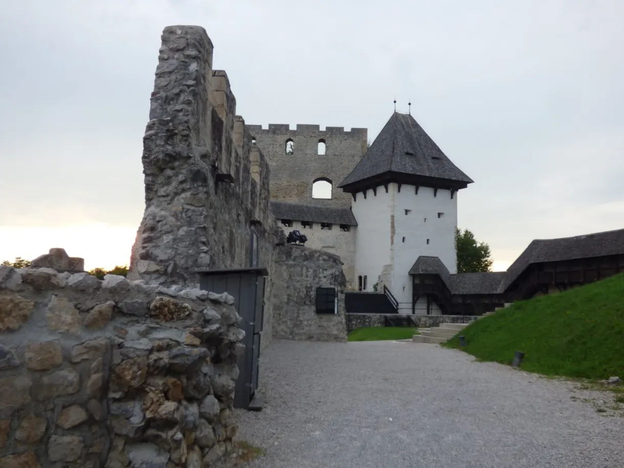 Tour blanche à toit pointu au milieu des ruines du vieux château