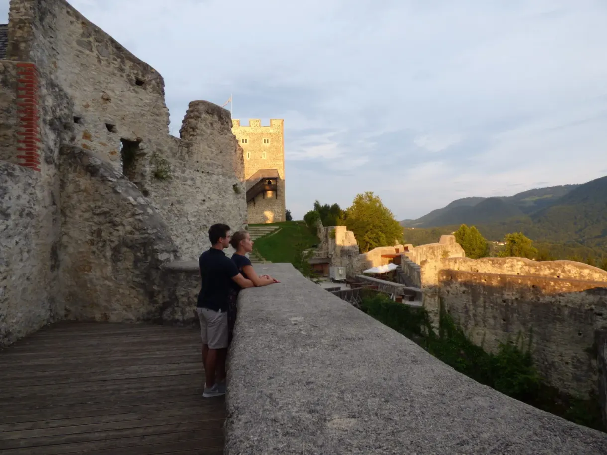 Couple accoudé au chemin de ronde des remparts en fin de journée