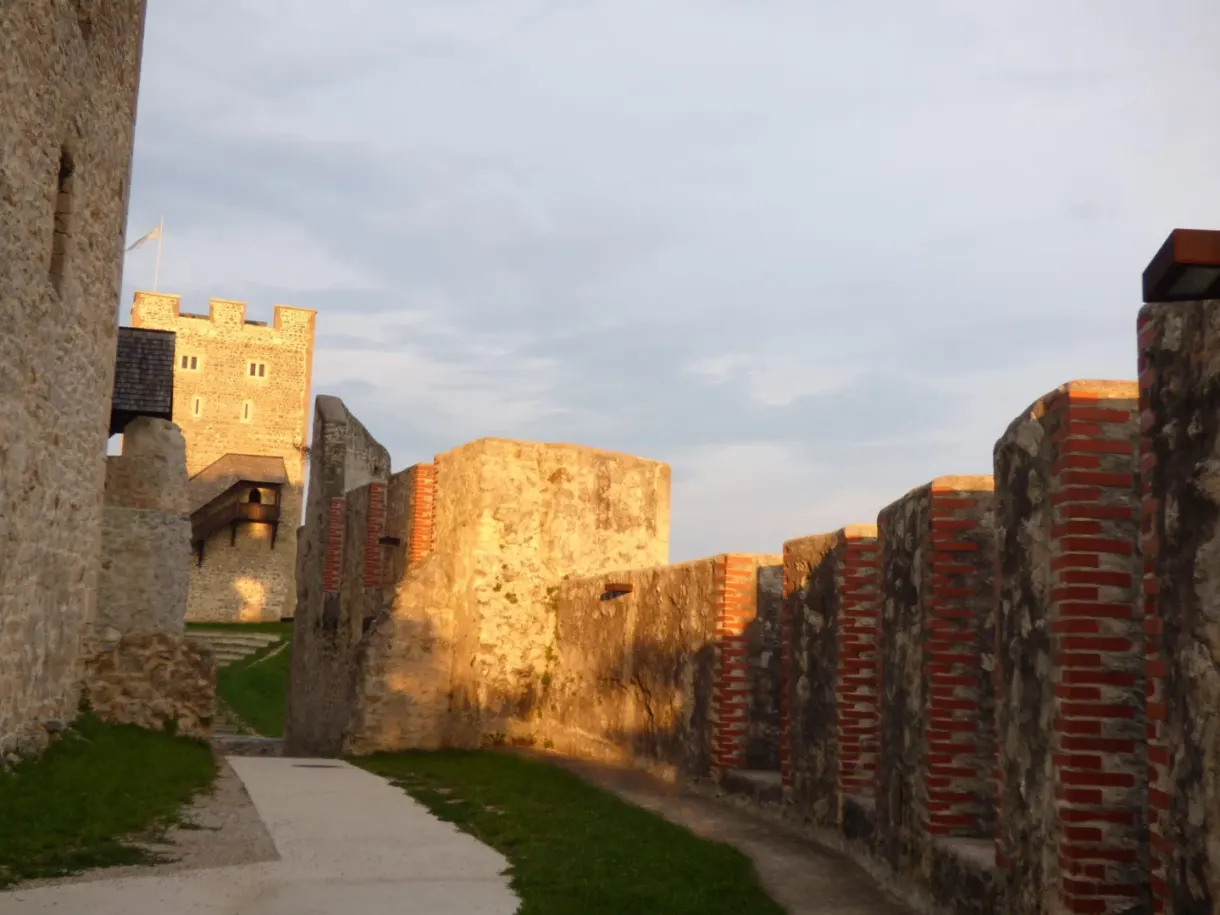 Muraille dorée par le soleil rasant le long du chemin