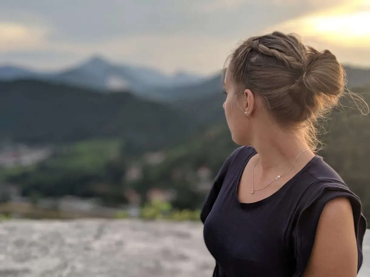 Femme de profil regardant les montagnes depuis le rempart