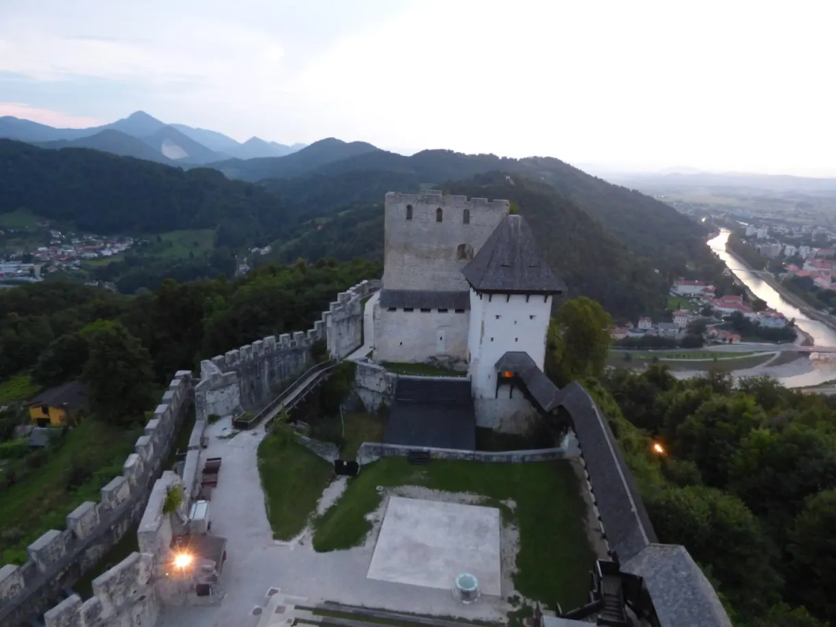 Cour du château et remparts dominant la ville et sa rivière