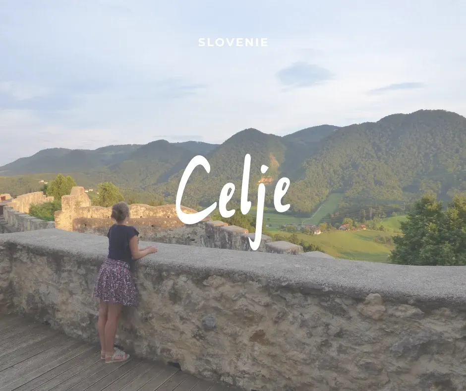 Femme accoudée au parapet face aux collines, titre Celje