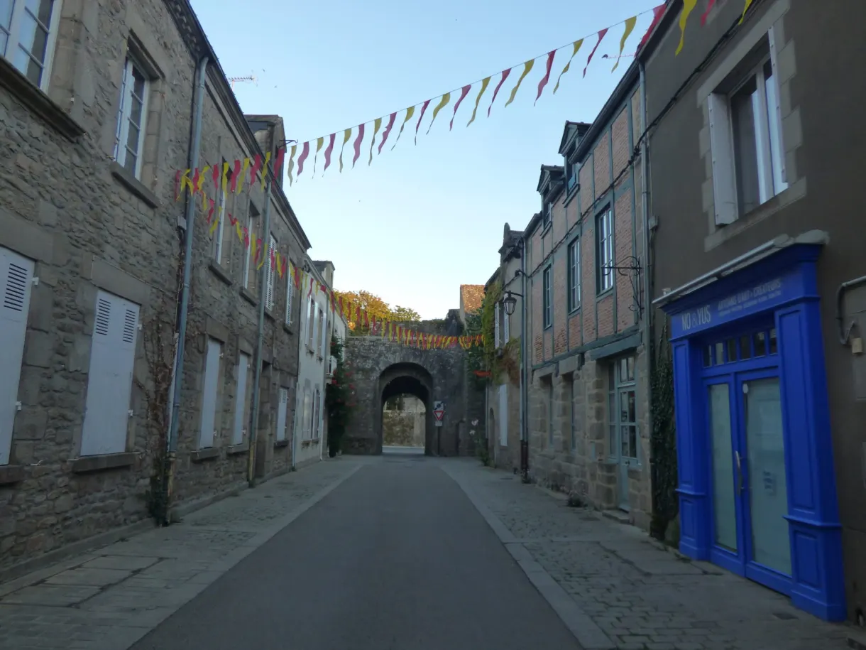Cobbled lane running towards the vaulted gate of the ramparts