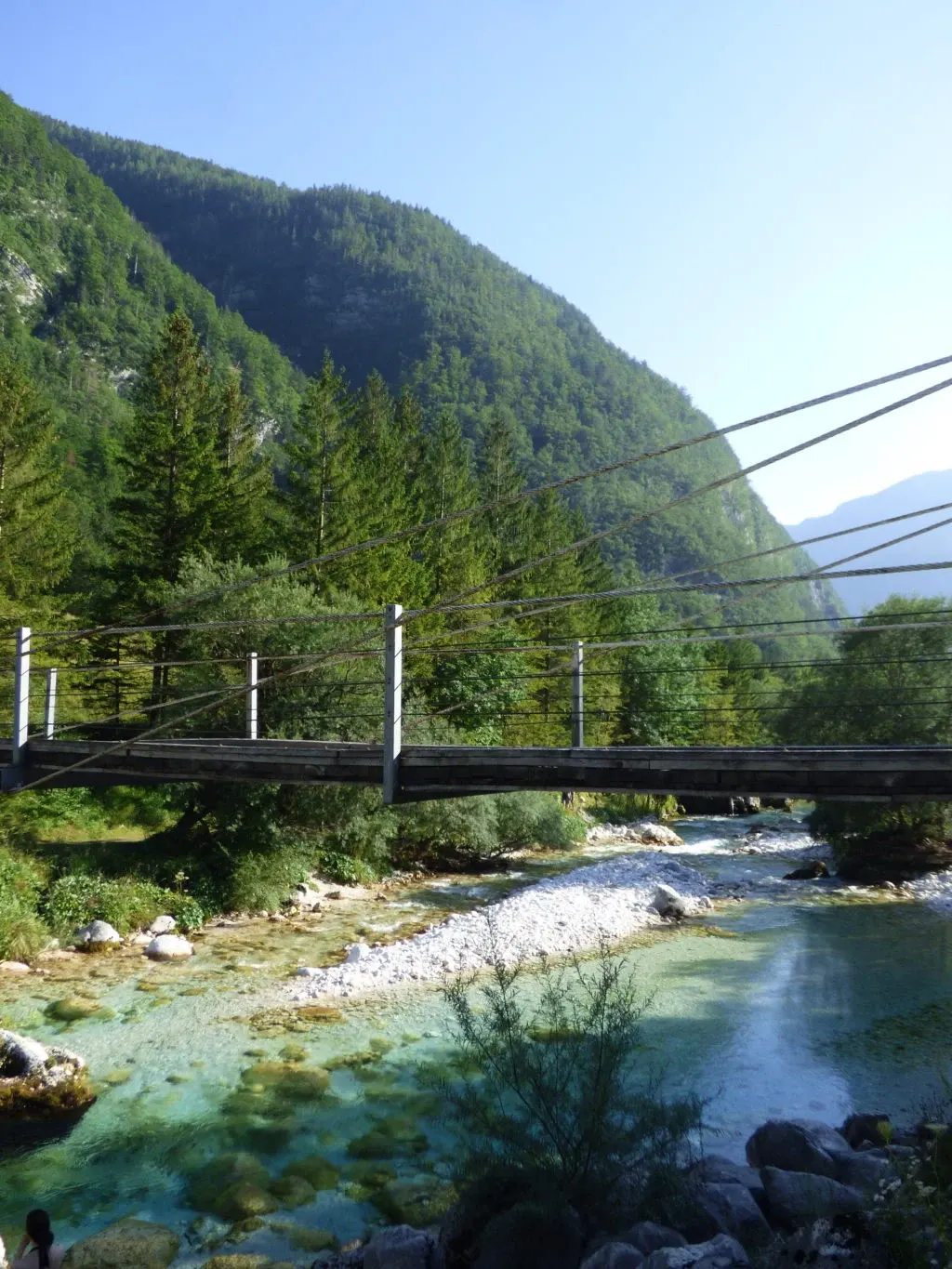 Passerelle suspendue au-dessus de l'eau turquoise du canyon