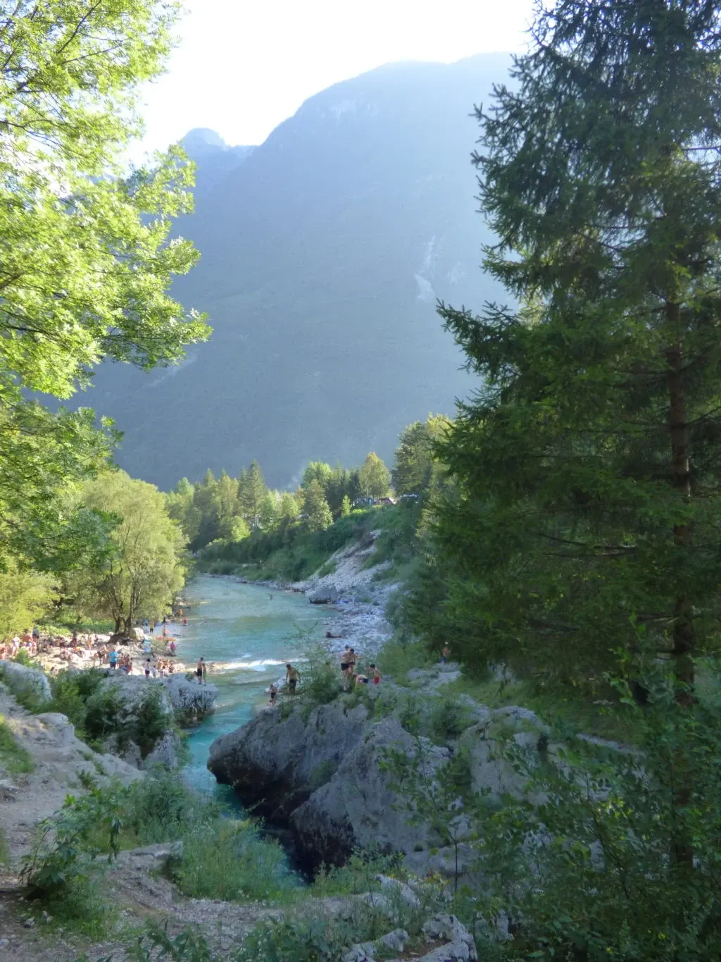 Vue plongeante sur la rivière et ses baigneurs