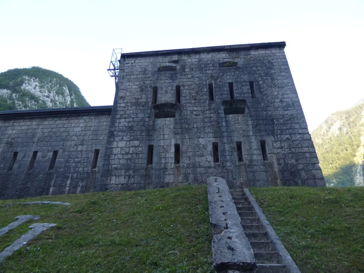 Fort de pierre grise adossé à la montagne, escalier d'accès