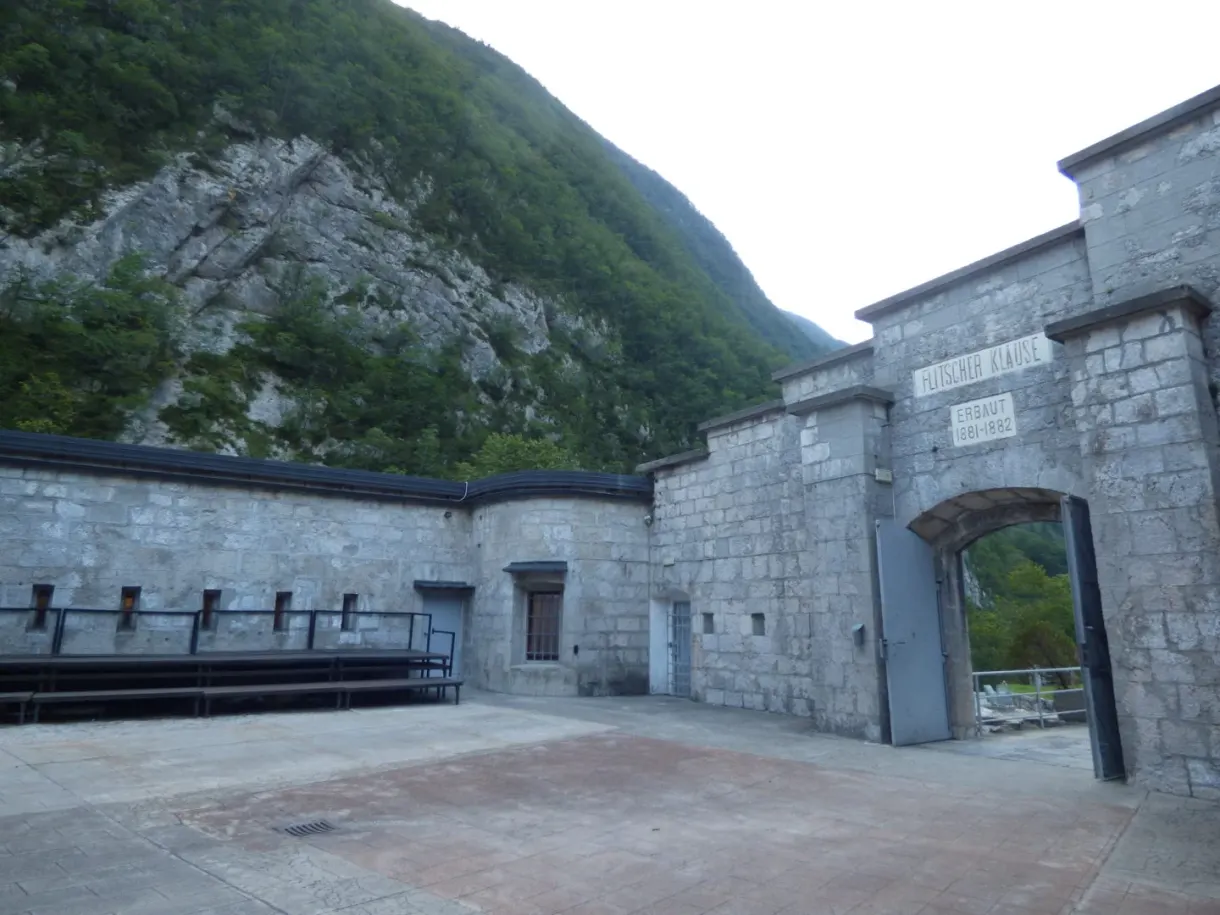 Cour intérieure du fort et son portail voûté