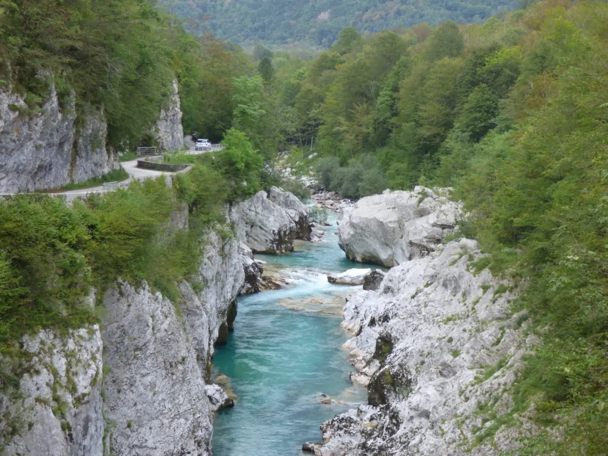 Rivière encaissée entre des parois calcaires blanches