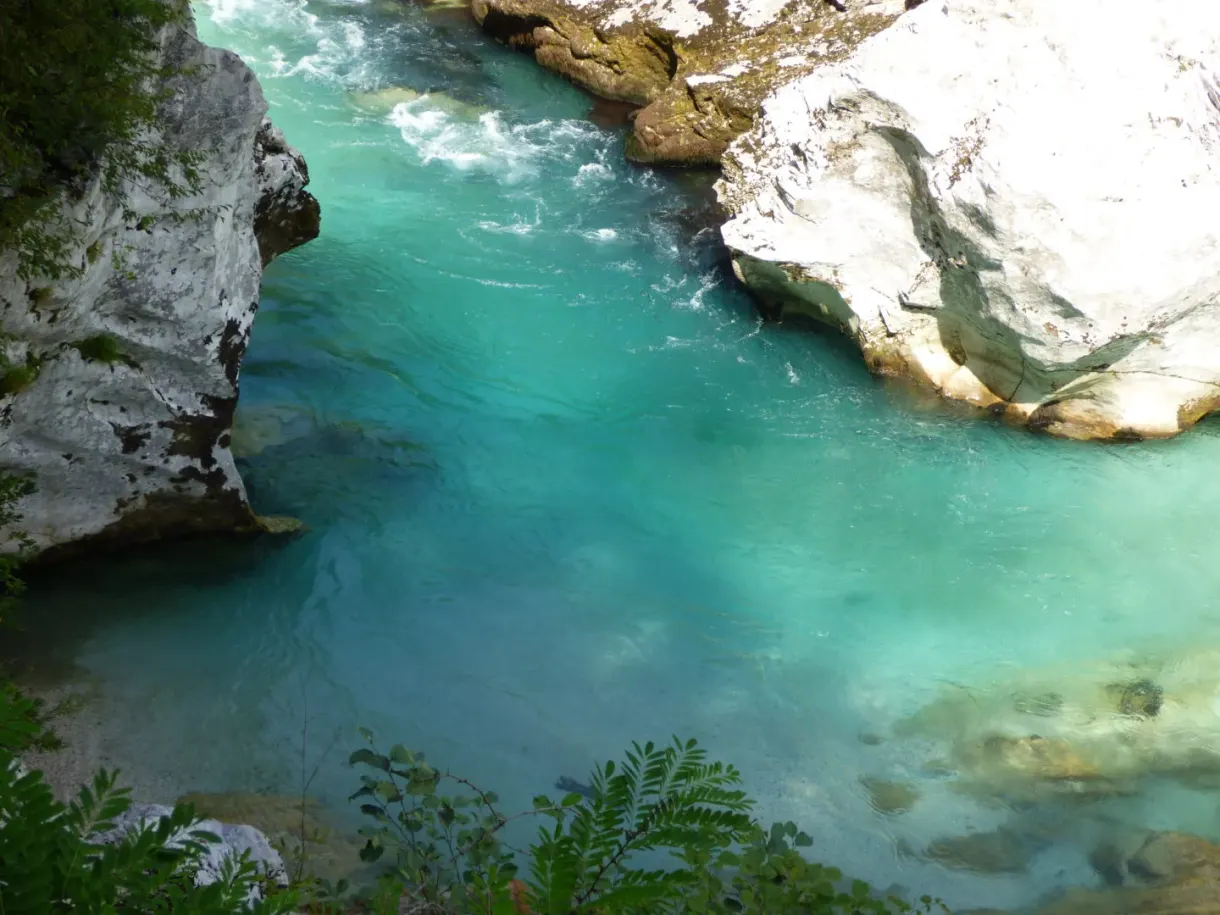 Eau turquoise cernée de rochers blancs polis