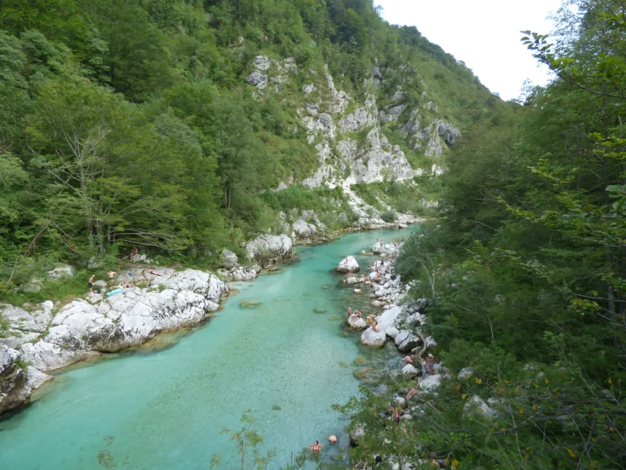 Méandre de la rivière entre les versants boisés