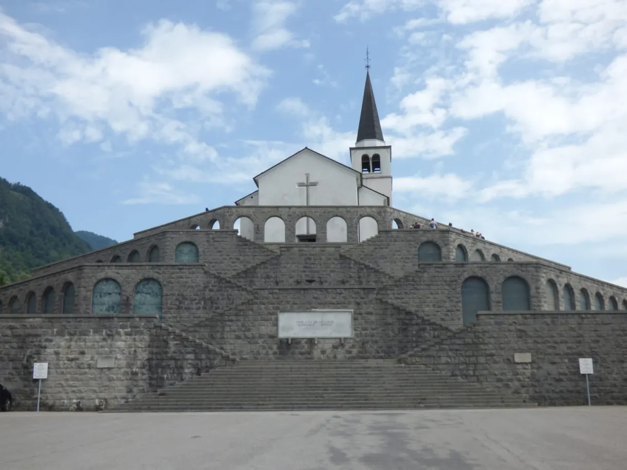 Mémorial de pierre à degrés surmonté d'un clocher blanc