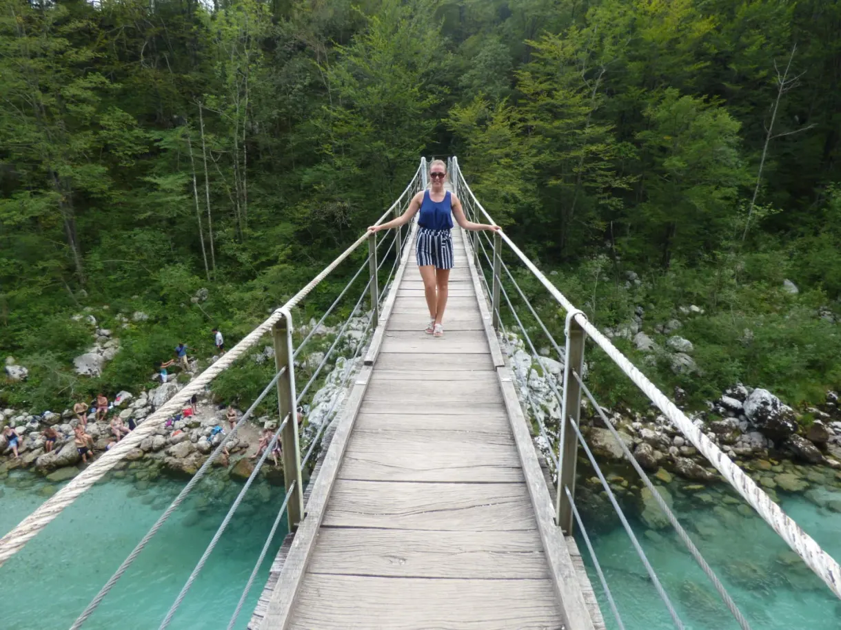 Traversée d'un pont suspendu au-dessus de la rivière