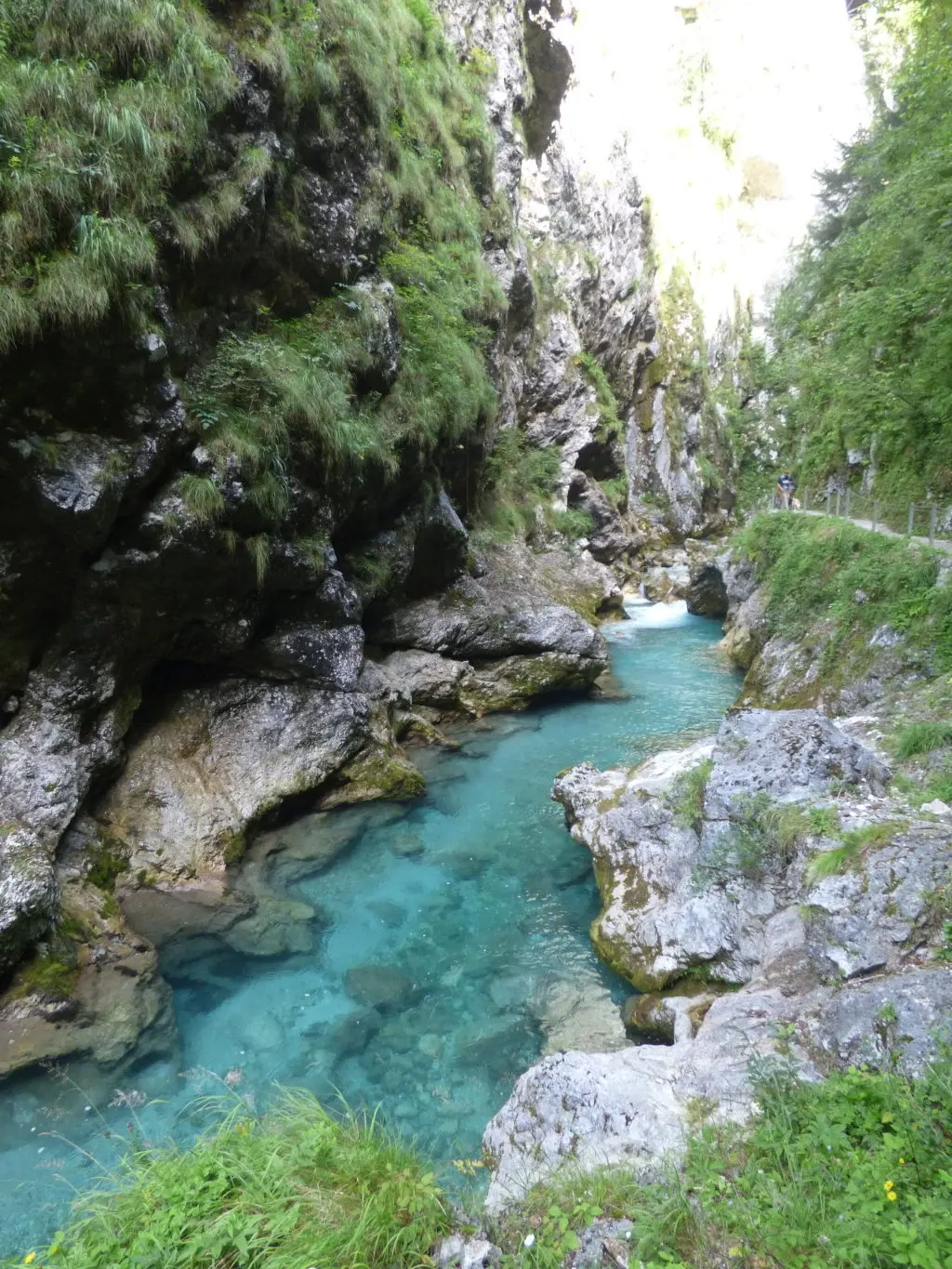 Gorge étroite aux parois grises et à l'eau turquoise