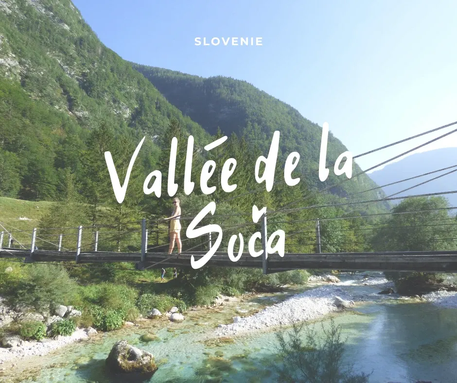 Pont suspendu franchissant la Soča au pied des montagnes