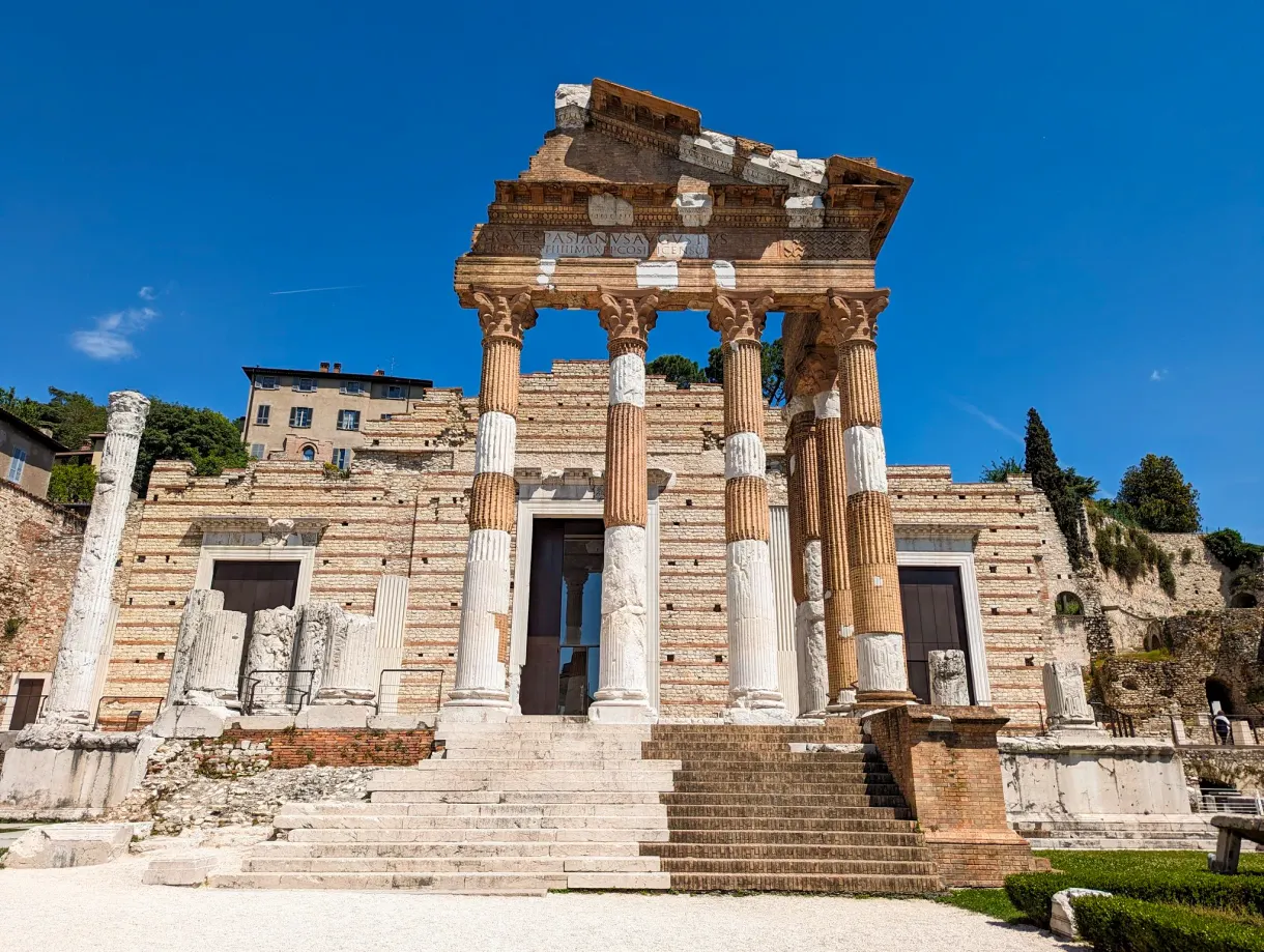 Temple romain à colonnes dressé au cœur de Brescia