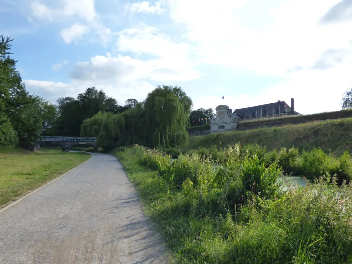 Chemin de promenade longeant les fortifications de brique