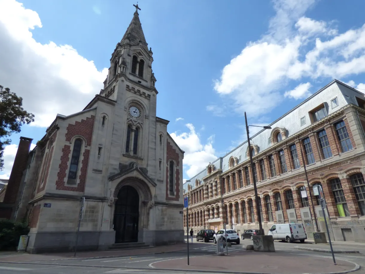 Petite église de brique à clocher au bord d'une avenue