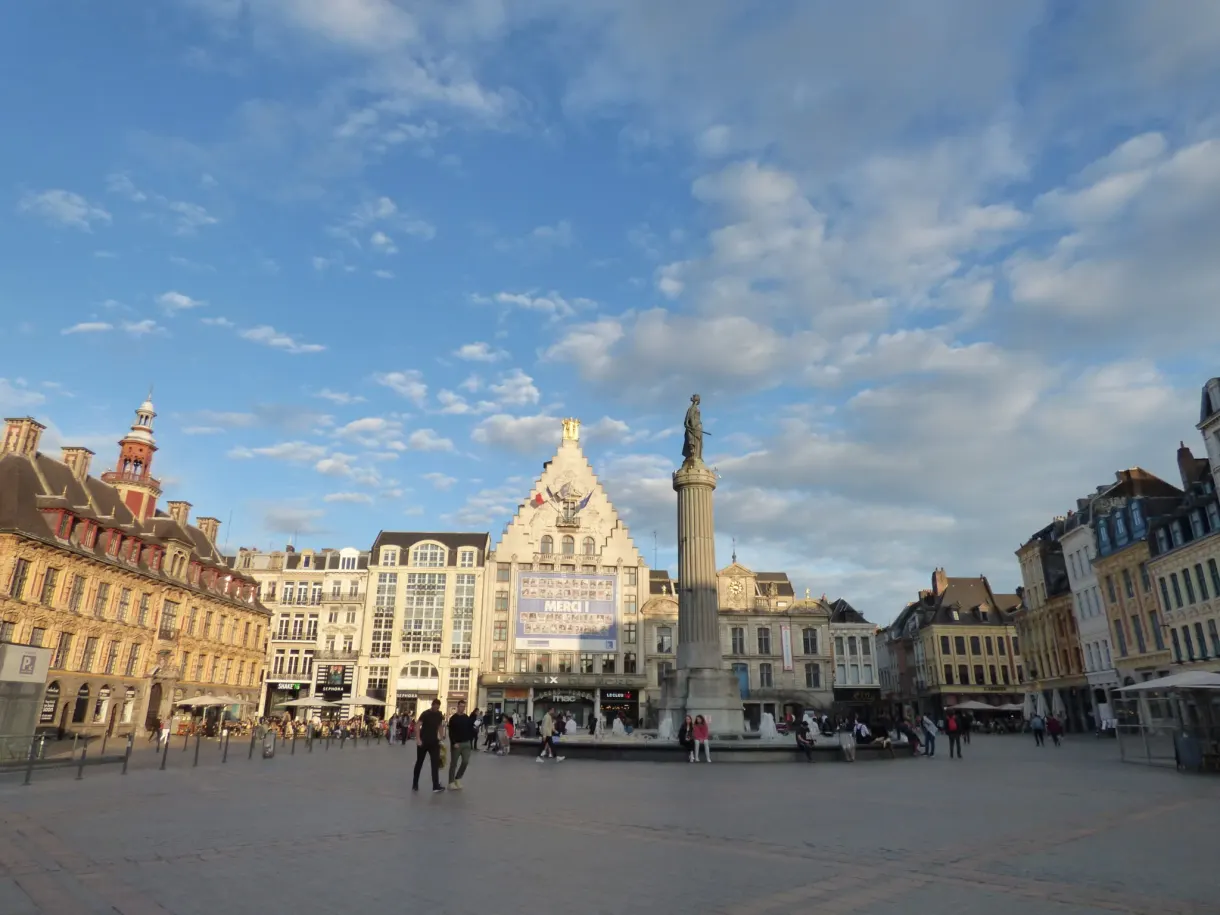 Colonne de la Déesse au centre de la grande place