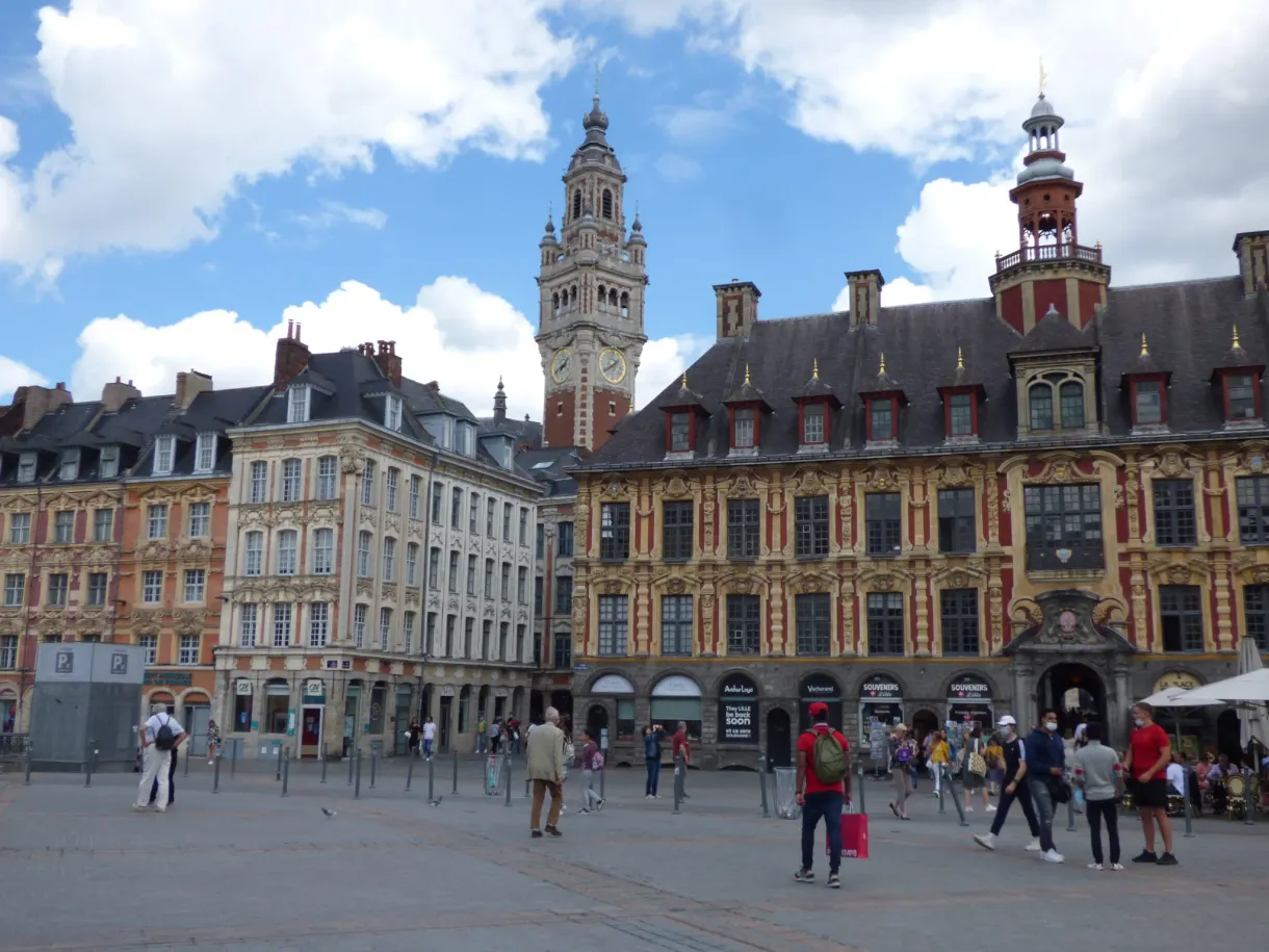 Vieille Bourse et beffroi dominant la place animée