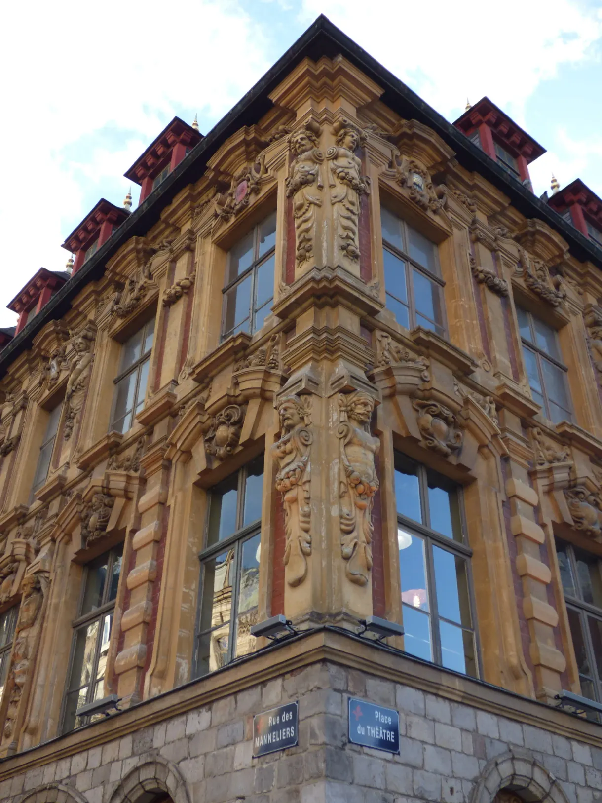 Angle de façade doré aux sculptures baroques