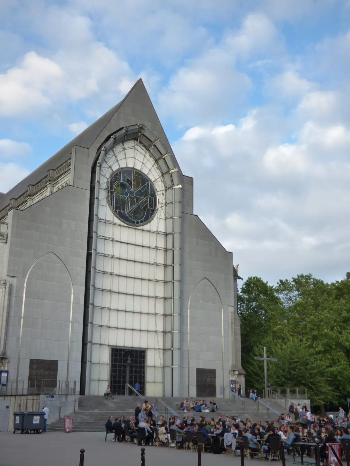 Façade contemporaine en marbre percée d'une grande rosace