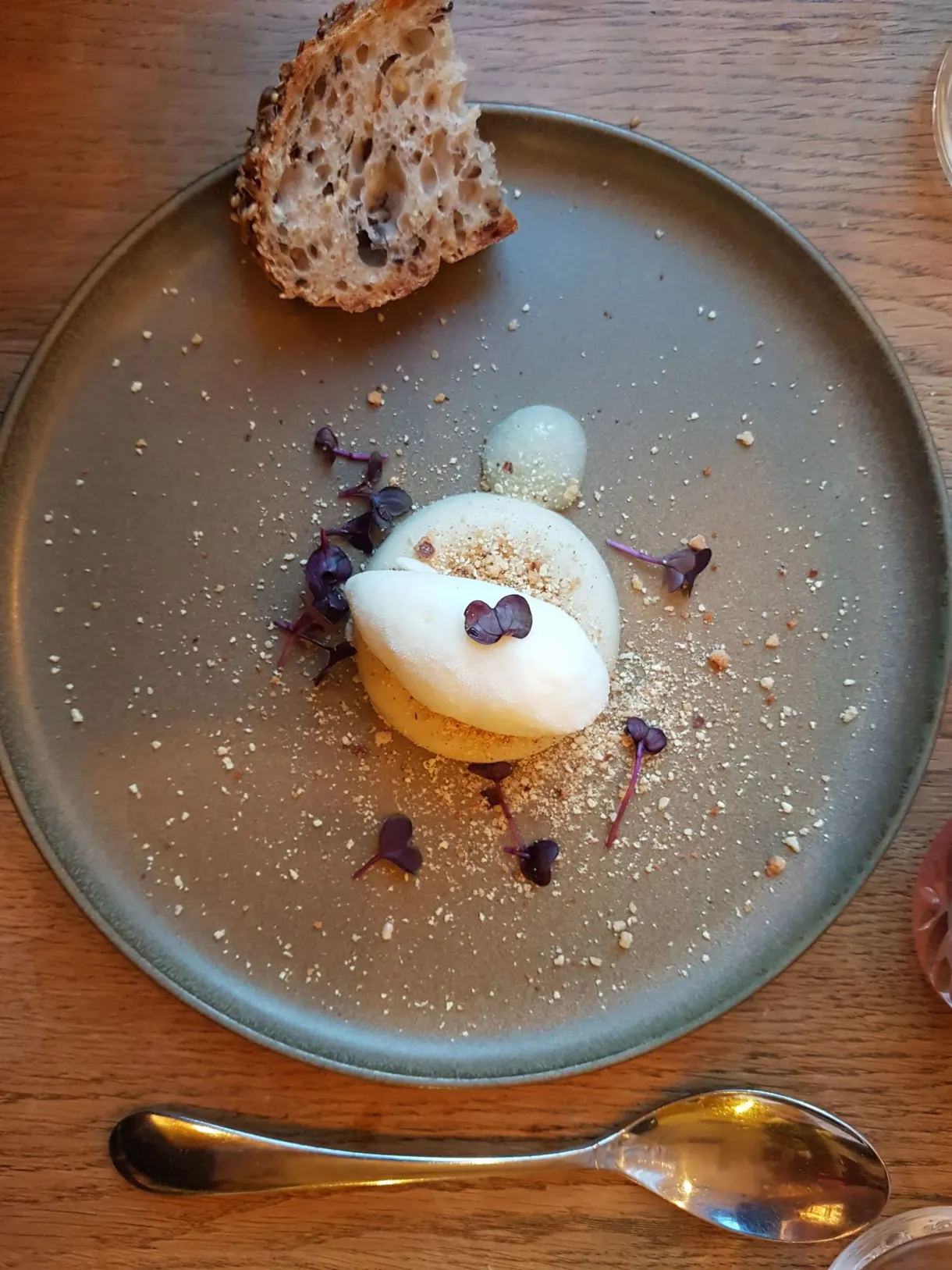 Dessert glacé et tranche de pain sur une assiette grise