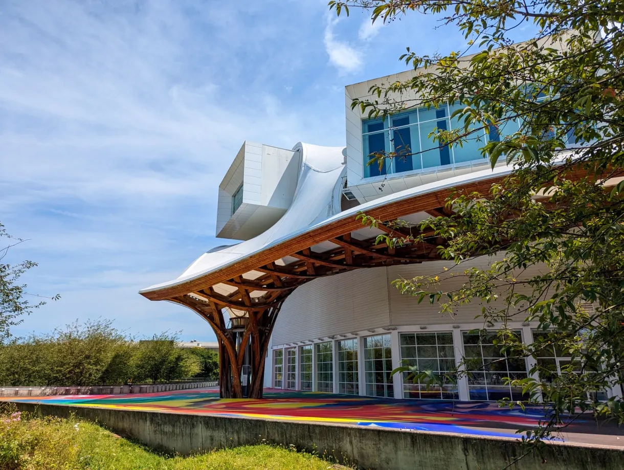 Toiture blanche ondulée du Centre Pompidou-Metz au-dessus d'un parvis arc-en-ciel